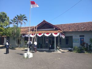 Read more about the article Pemasangan Bendera Merah Putih Di Desa Lawangrejo