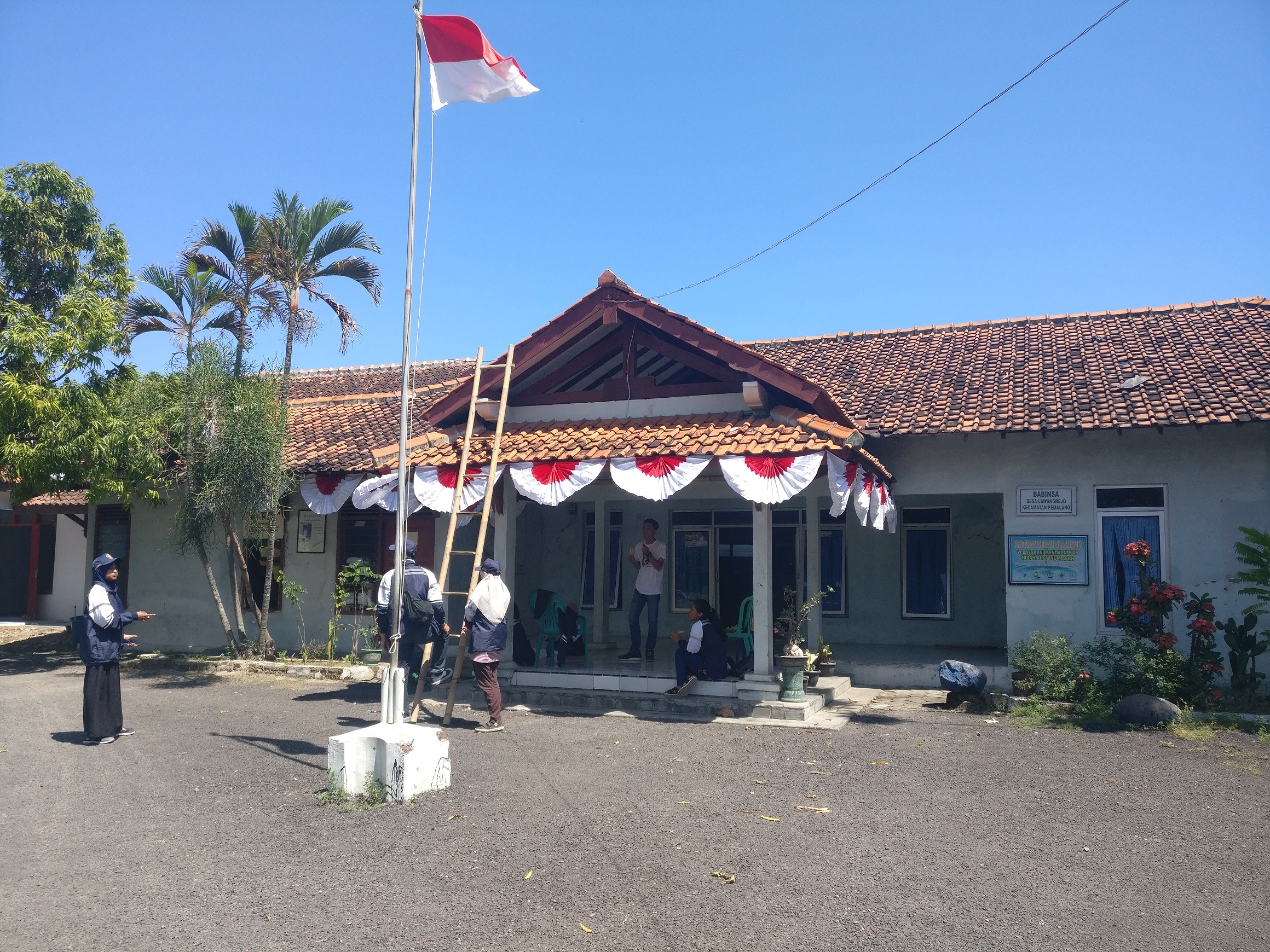 You are currently viewing Pemasangan Bendera Merah Putih Di Desa Lawangrejo
